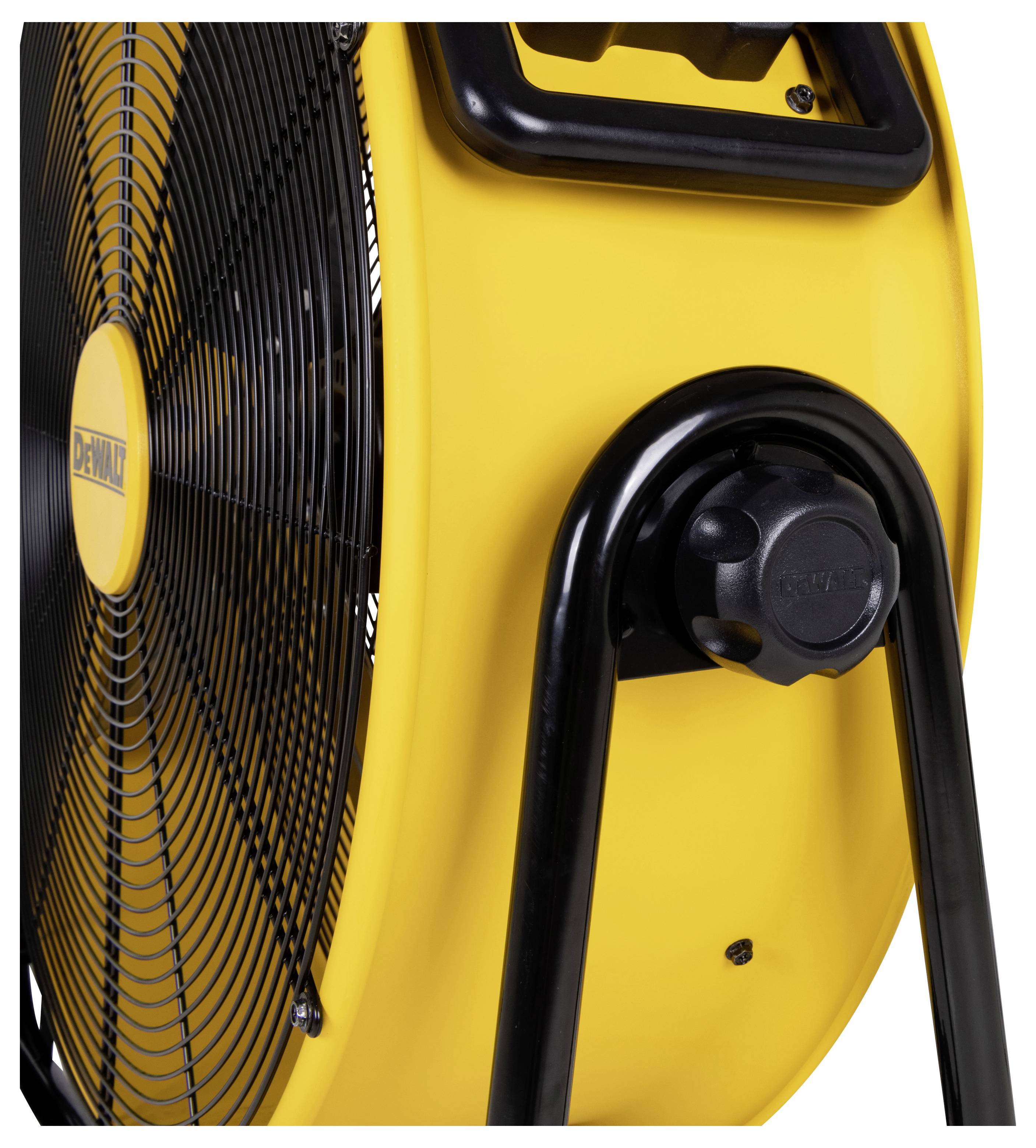 Detailní snímek žlutého přenosného ventilátoru nebo vzduchového pohonu DeWalt s černou ochrannou mřížkou a stojanem na bílém pozadí.