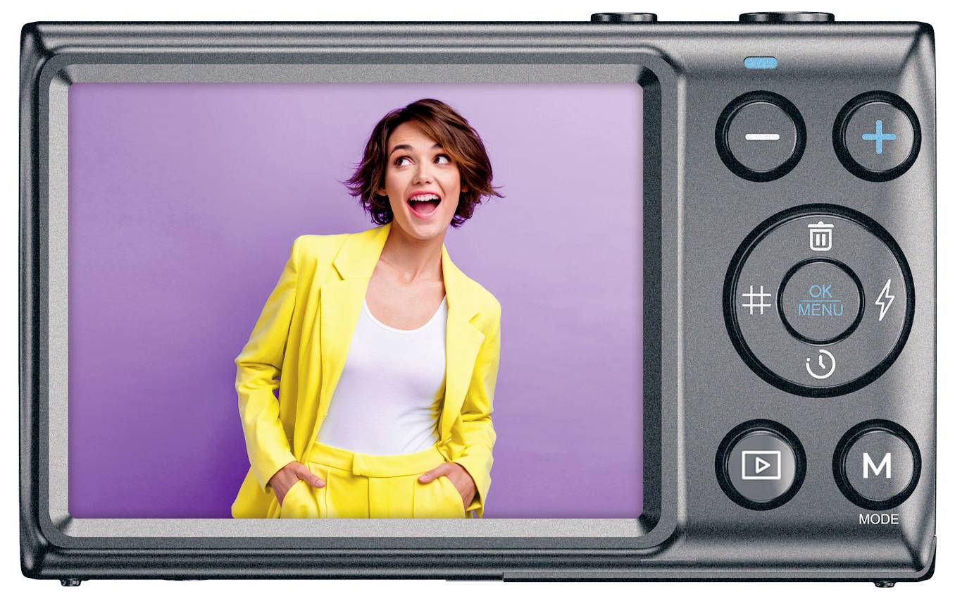 Digitální fotoaparát se ženou v žlutém obleku, která se usmívá před fialovým pozadím. Fotoaparát zobrazuje hlavní ovládací tlačítka.