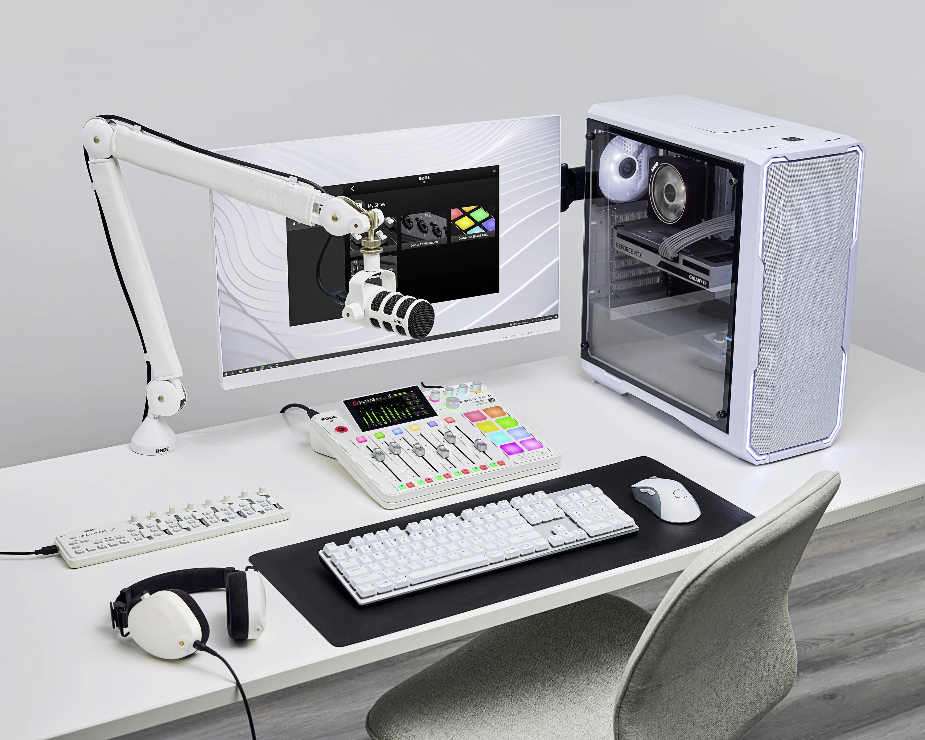Moderní počítačové pracoviště s mikrofonem, řídicí jednotkou, sluchátky, klávesnicí, myší a počítačem. Vhodné pro audio a video produkci.
