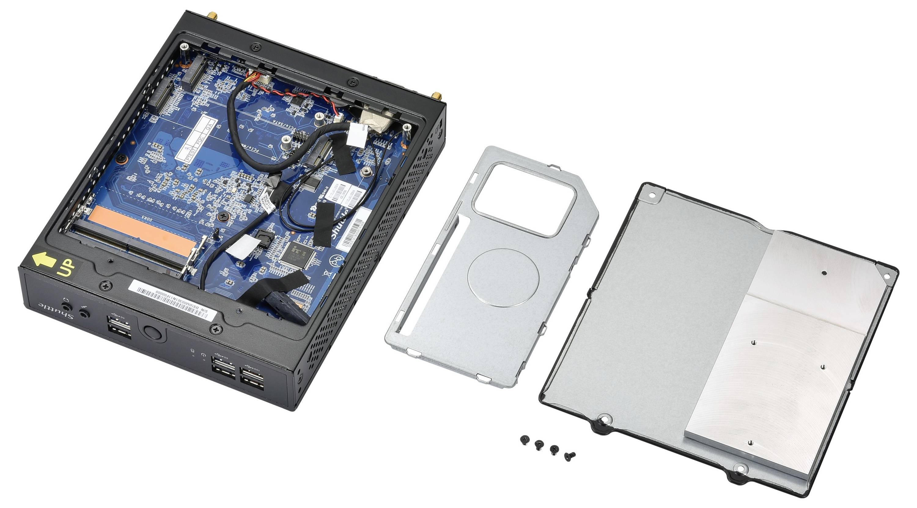 Otevřené technické zařízení ukazuje modrou desku plošných spojů s elektronickými komponenty. Vedle leží sejmutý kryt zařízení a šrouby.