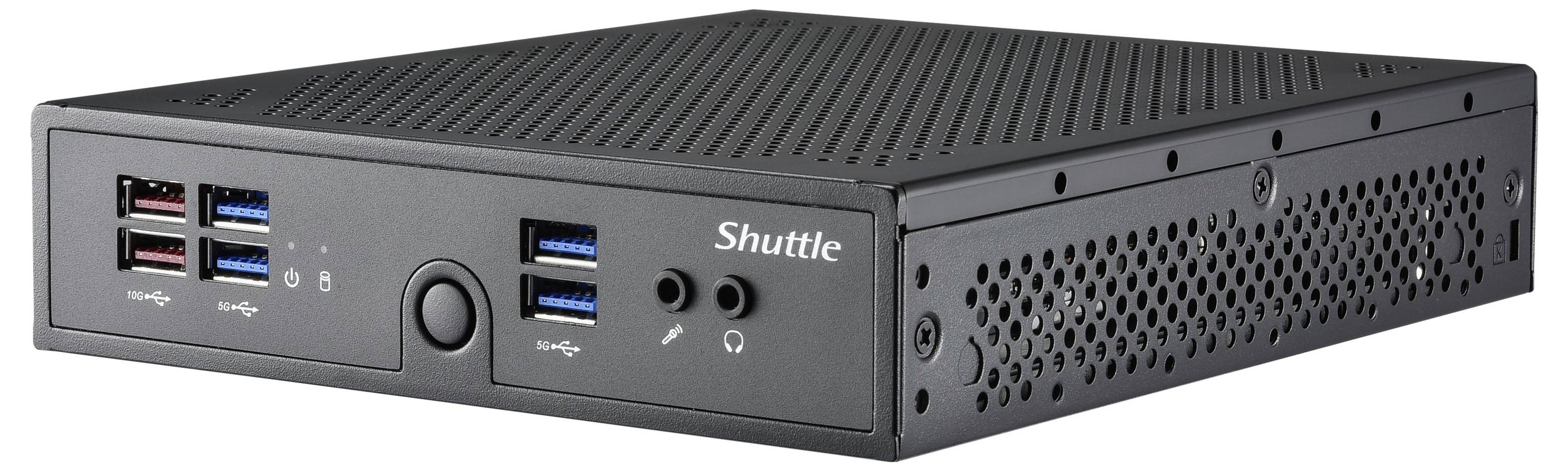 Kompaktní černý mini počítač s několika USB porty na přední straně. Na zařízení je viditelný nápis značky 'Shuttle'.