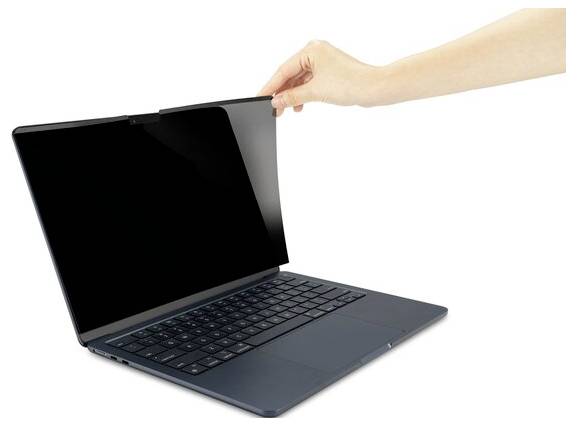 Ruka upevňuje privátní filtr na obrazovku notebooku. Filtr slouží k ochraně soukromí obrazovky.