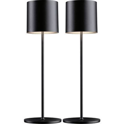 Dvě černé stojací lampy s válcovitými stínidly, každá na štíhlém stojanu, stojí vedle sebe na šedém pozadí.