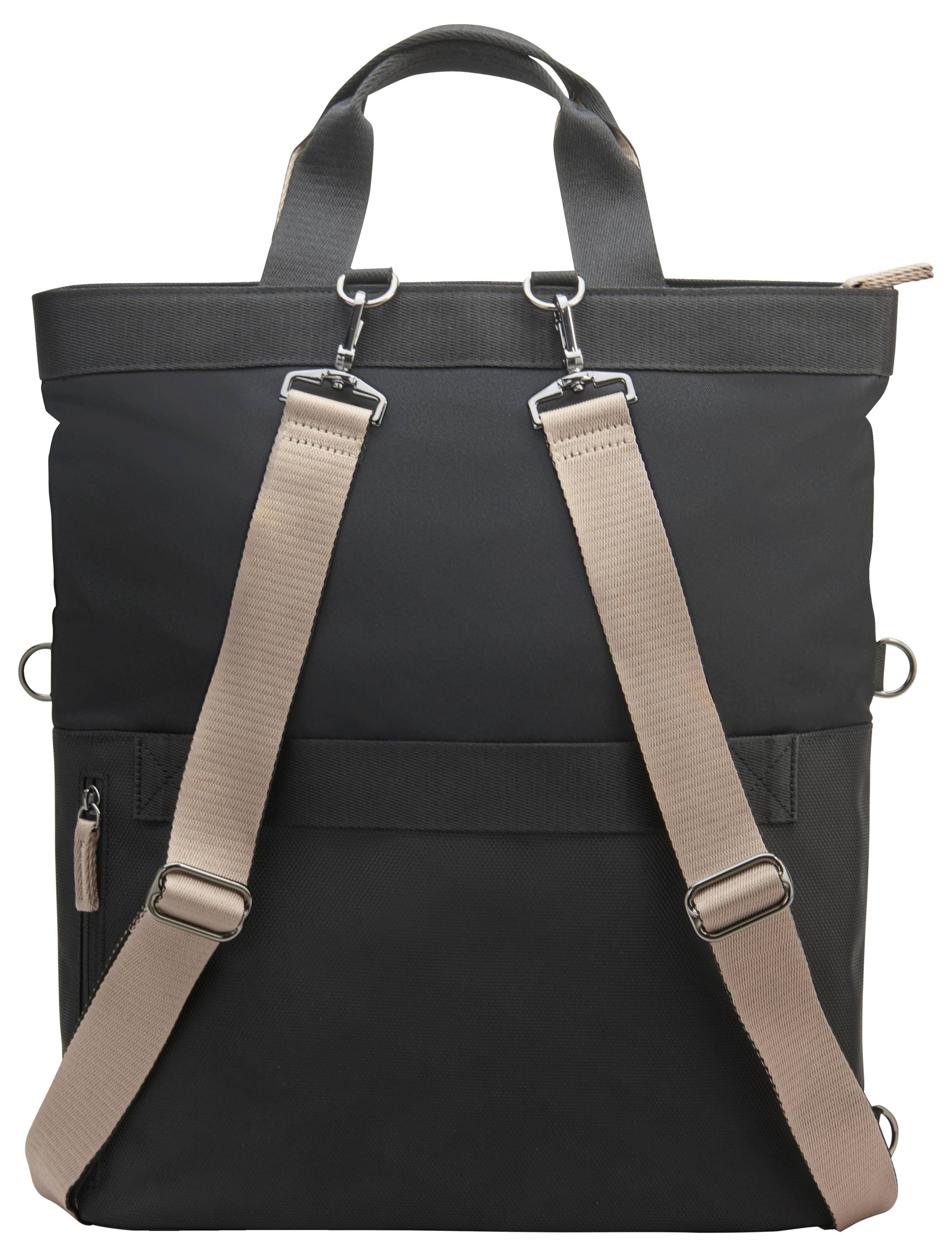 Černý batoh s béžovými popruhy a úchyty. Moderní, minimalistický design. Obdélníkový tvar se zipem nahoře.