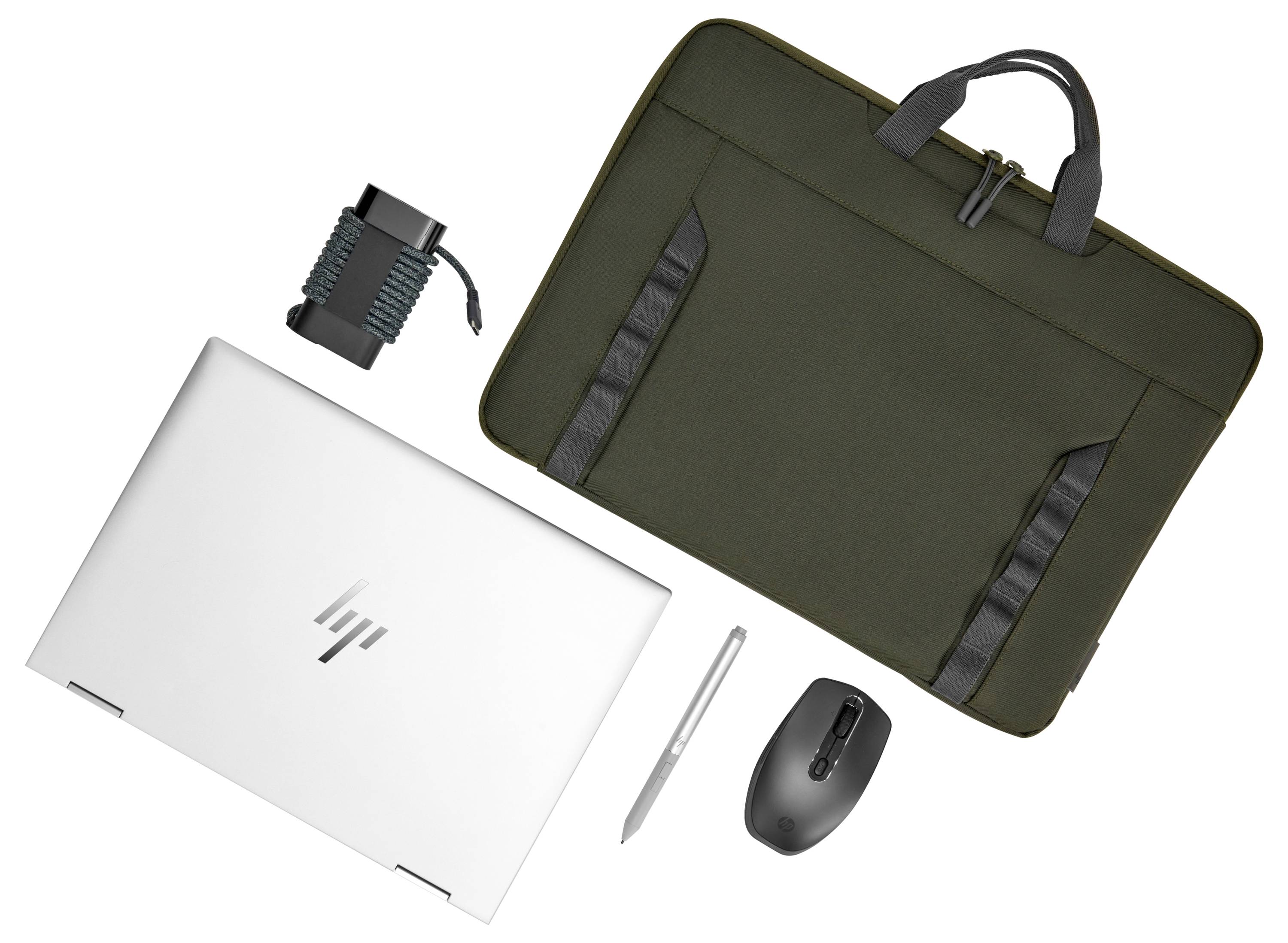 Laptop, olivově zelená laptopová taška, myš, stylus pero a nabíječka jsou uspořádány na bílém pozadí.