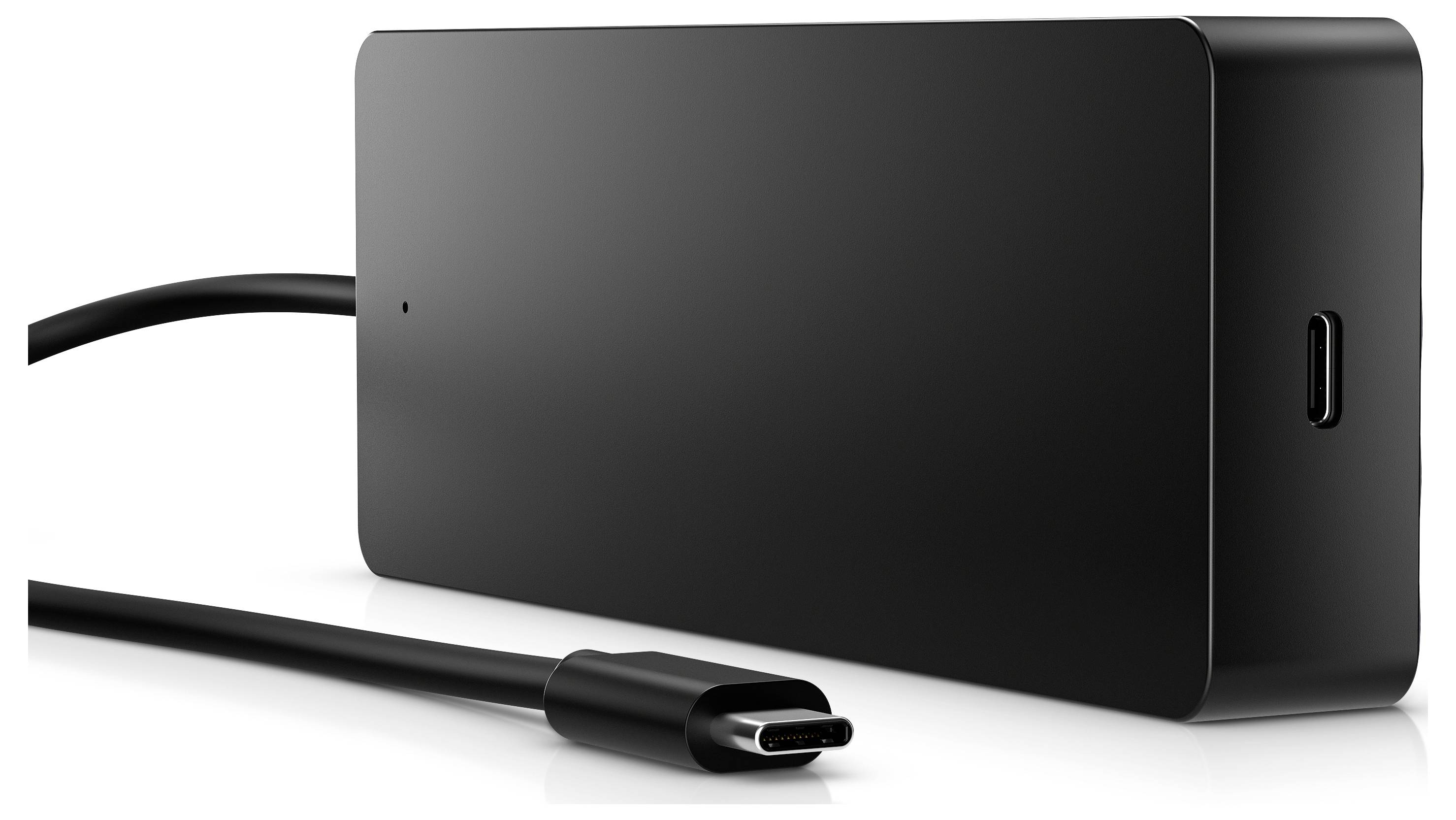 Černý napájecí adaptér s USB-C portem a kabelem, vhodný pro nabíjení laptopů nebo jiných zařízení.