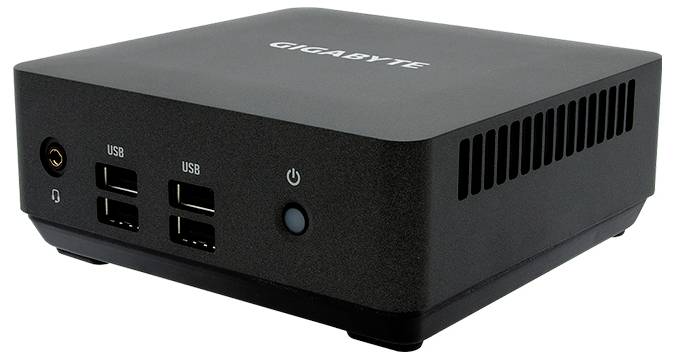 Černý mini počítač s USB a audio porty na přední straně a nápisem 'GIGABYTE' nahoře.