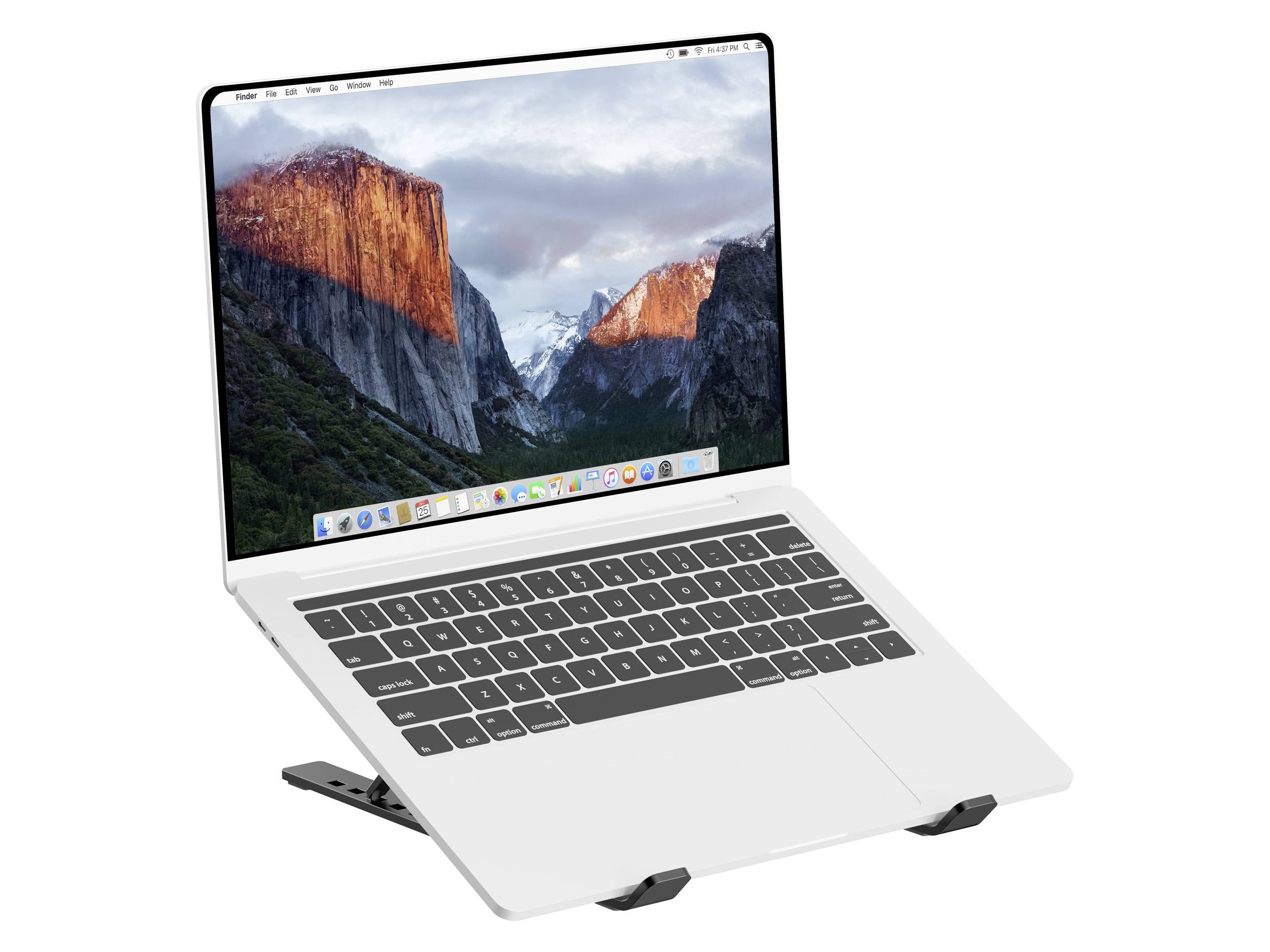 Stříbrný laptop zobrazující tapetu s horami a údolím na obrazovce, umístěný na černém nastavitelném stojanu.
