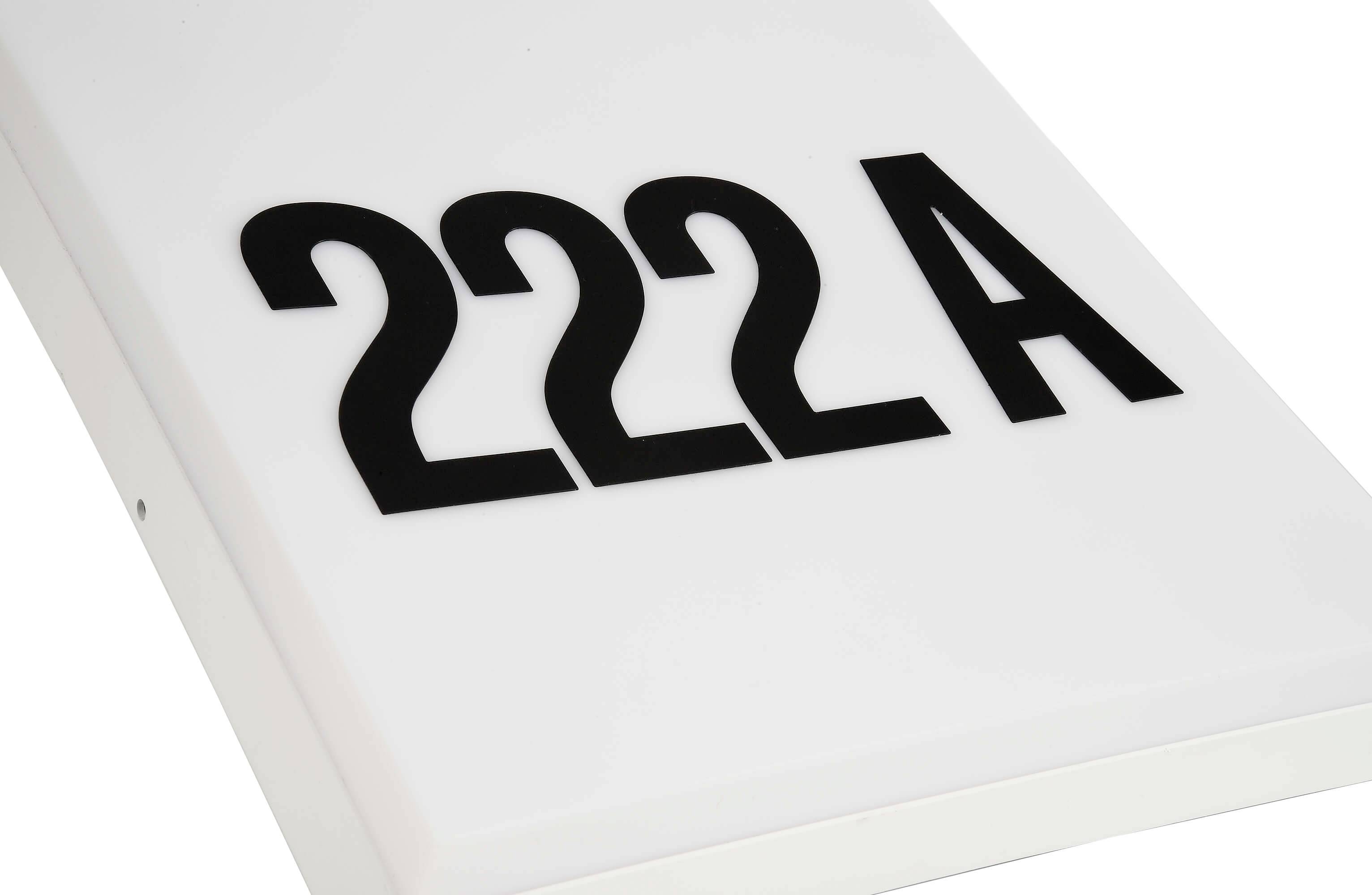 "222 A" velkými černými písmeny na bílém pozadí.
