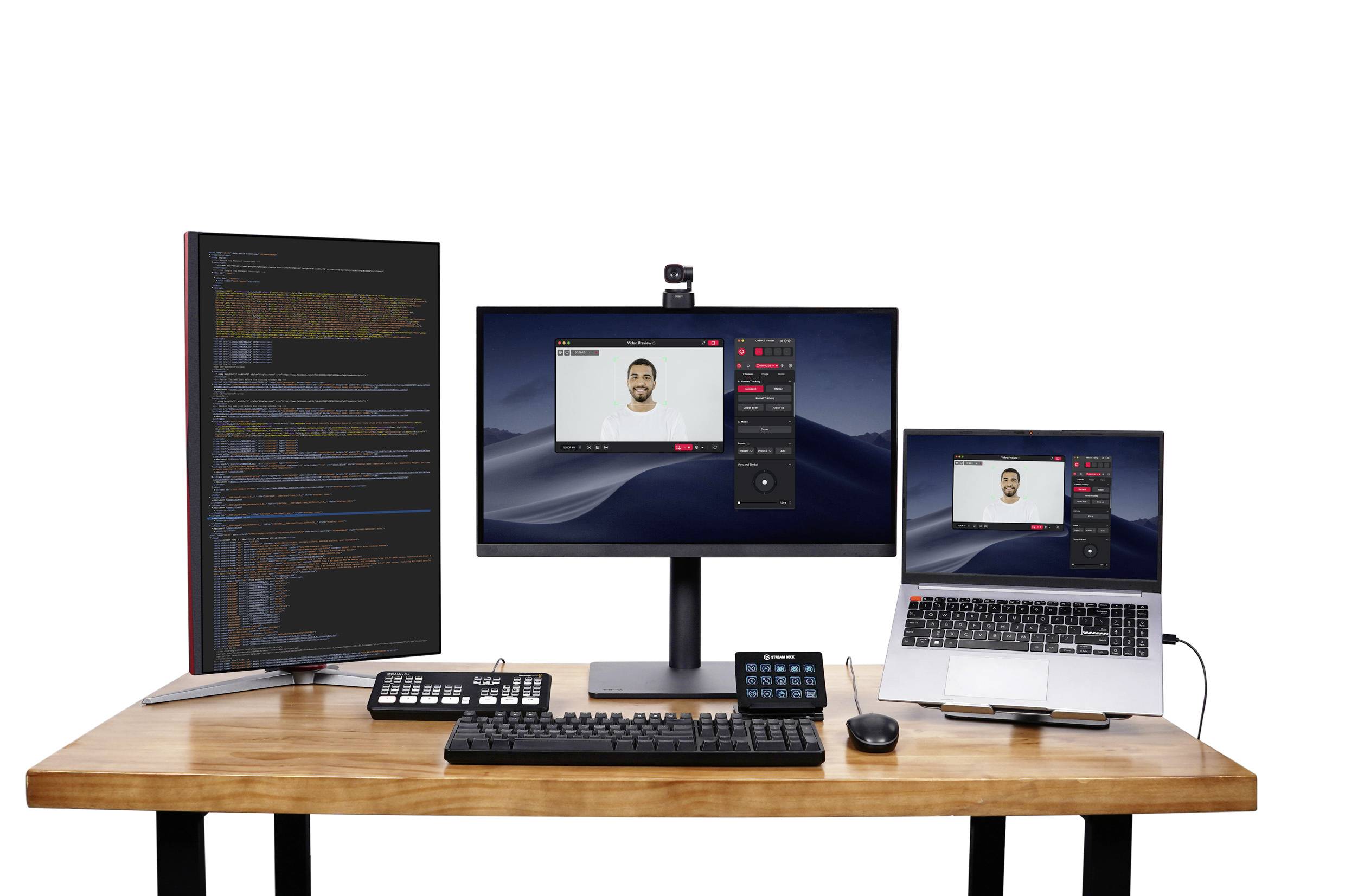 Psací stůl se dvěma monitory, notebookem, klávesnicí a myší. Na obrazovkách je vidět programovací kód a videohovor.