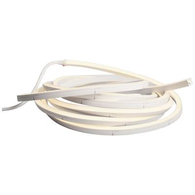 Bílý LED světelný pásek, svinutý a osvětlený, ukazuje flexibilní možnosti osvětlení pro kreativní tvorbu světelného designu.