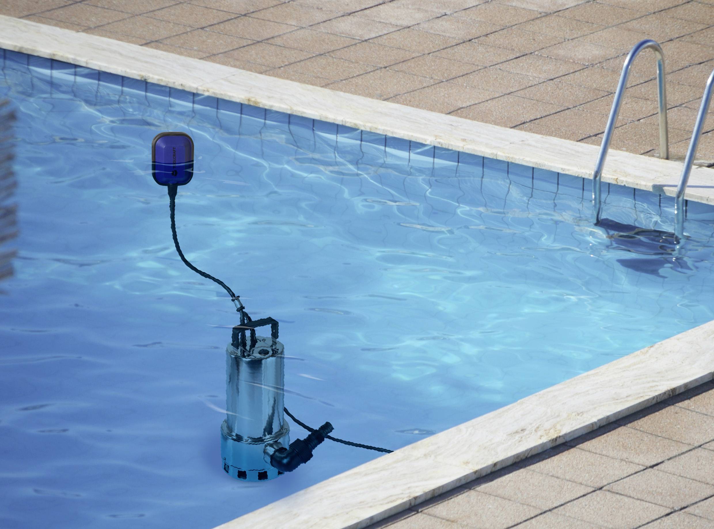 Modrý podvodní robot pracuje v bazénu vedle žebříku, aby čistil nebo udržoval vodu.