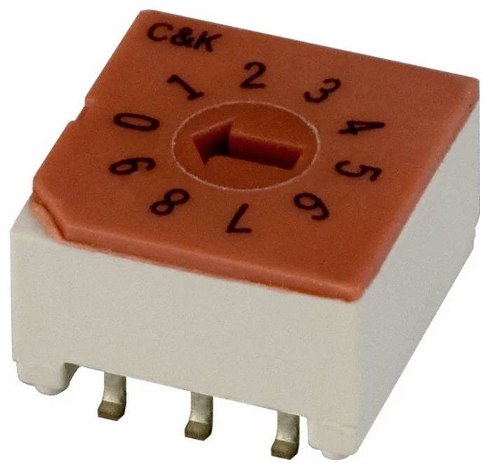 Rotační přepínač DIP s čísly 0 až 9 na oranžovém ciferníku, používaný pro nastavení elektronických konfigurací. Výrobce: C&K.