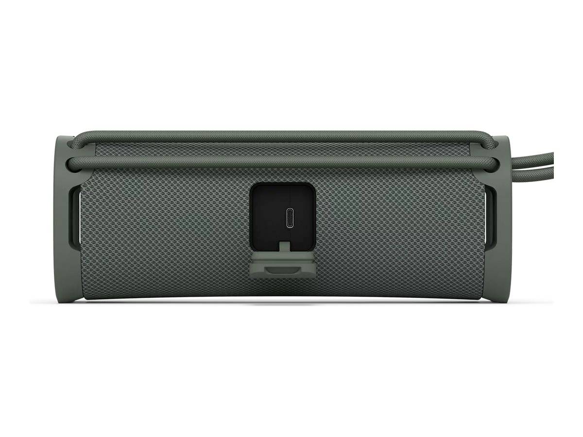 Přenosný bluetooth reproduktor v šedozelené barvě, pohled zezadu s USB-C nabíjecím portem uprostřed, textilní potah, robustní design.