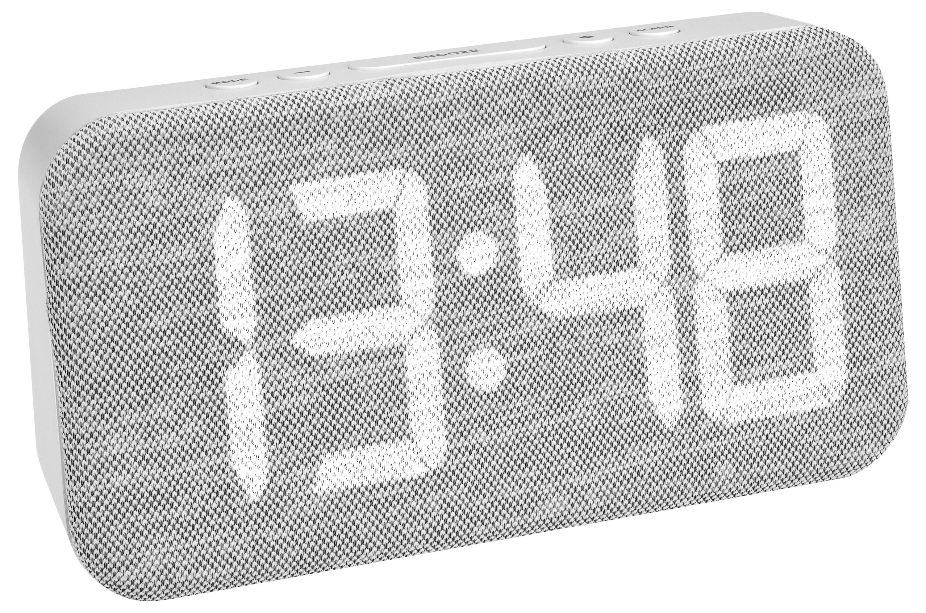 Digitální budík s šedým textilním potahem zobrazuje čas 13:48 velkými svítícími číslicemi.