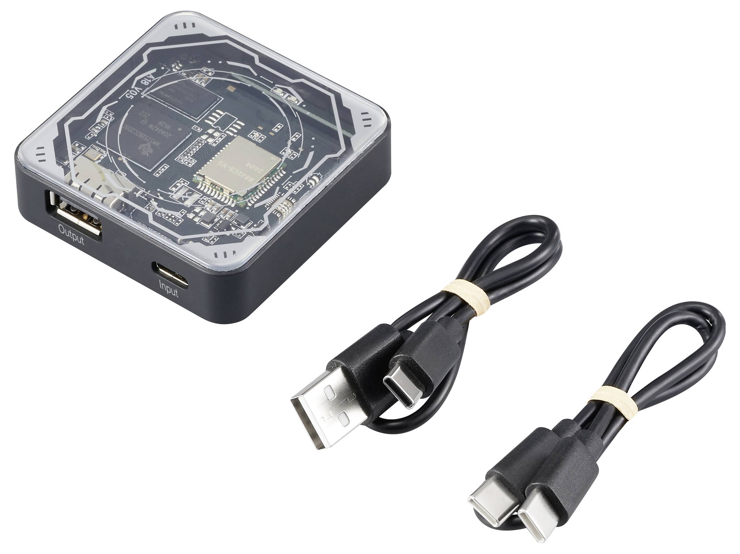 Čtvercový, transparentní adaptér s konektory a dvěma příslušnými USB kabely. Vhodný pro připojení elektronických zařízení.