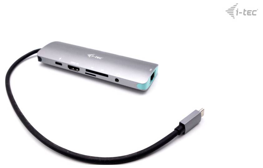 USB-C dokovací stanice ve stříbrné barvě s mnoha porty, včetně HDMI, USB a čtečky SD karet; vhodná pro laptopy.