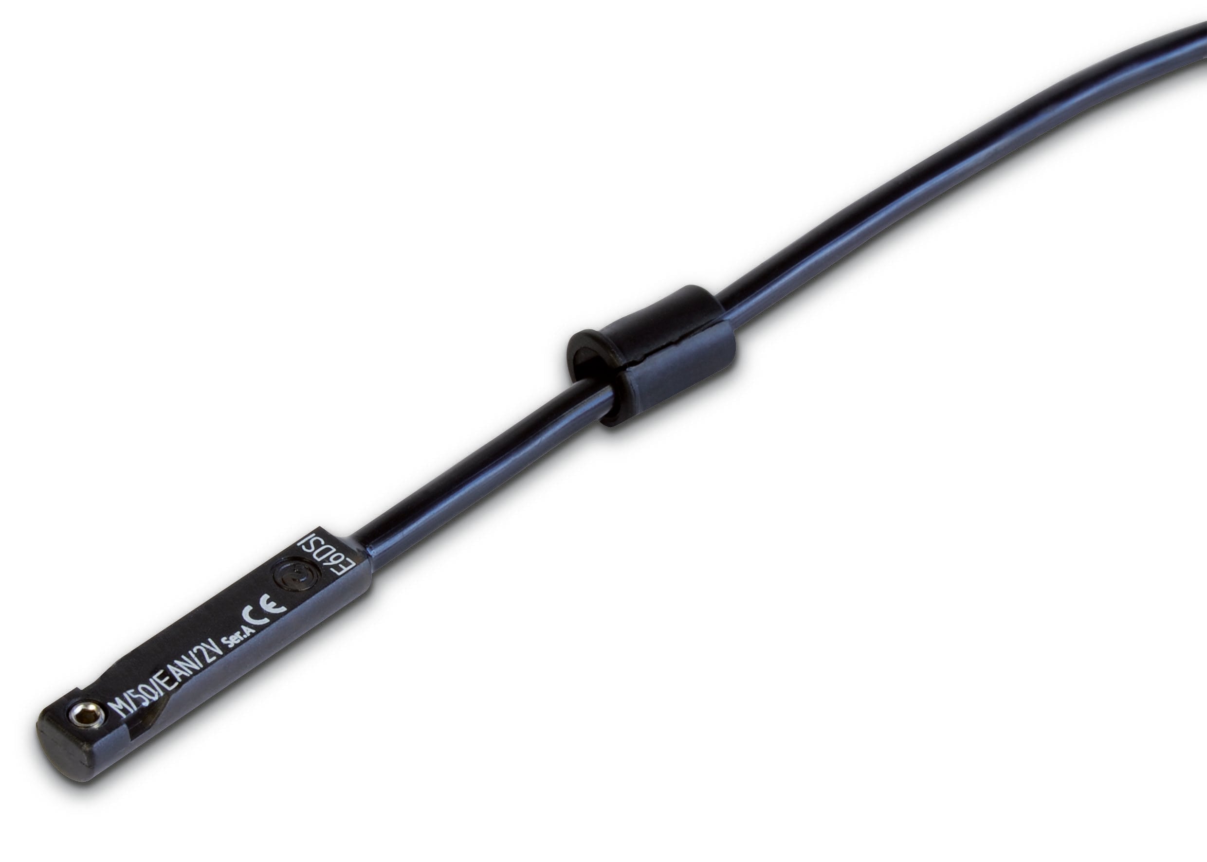 Štíhlý černý magnetický senzor s dlouhým kabelem, vhodný pro mechanické aplikace. Jsou viditelné značky pro antivibraci a označení CE.