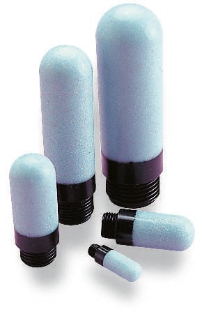 Pět filtrů různých velikostí ve tvaru válce s černým závitem, stojících vzpřímeně na bílém povrchu.