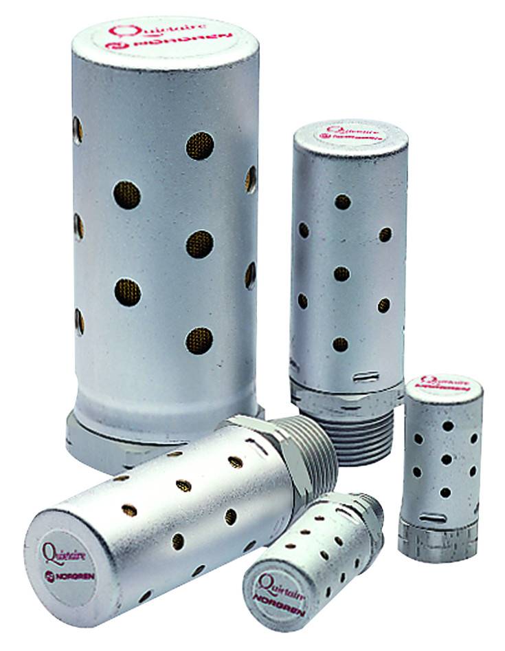 Pět válcovitých kovových tlumičů zvuku v různých velikostech, s otvory, na bílém pozadí.