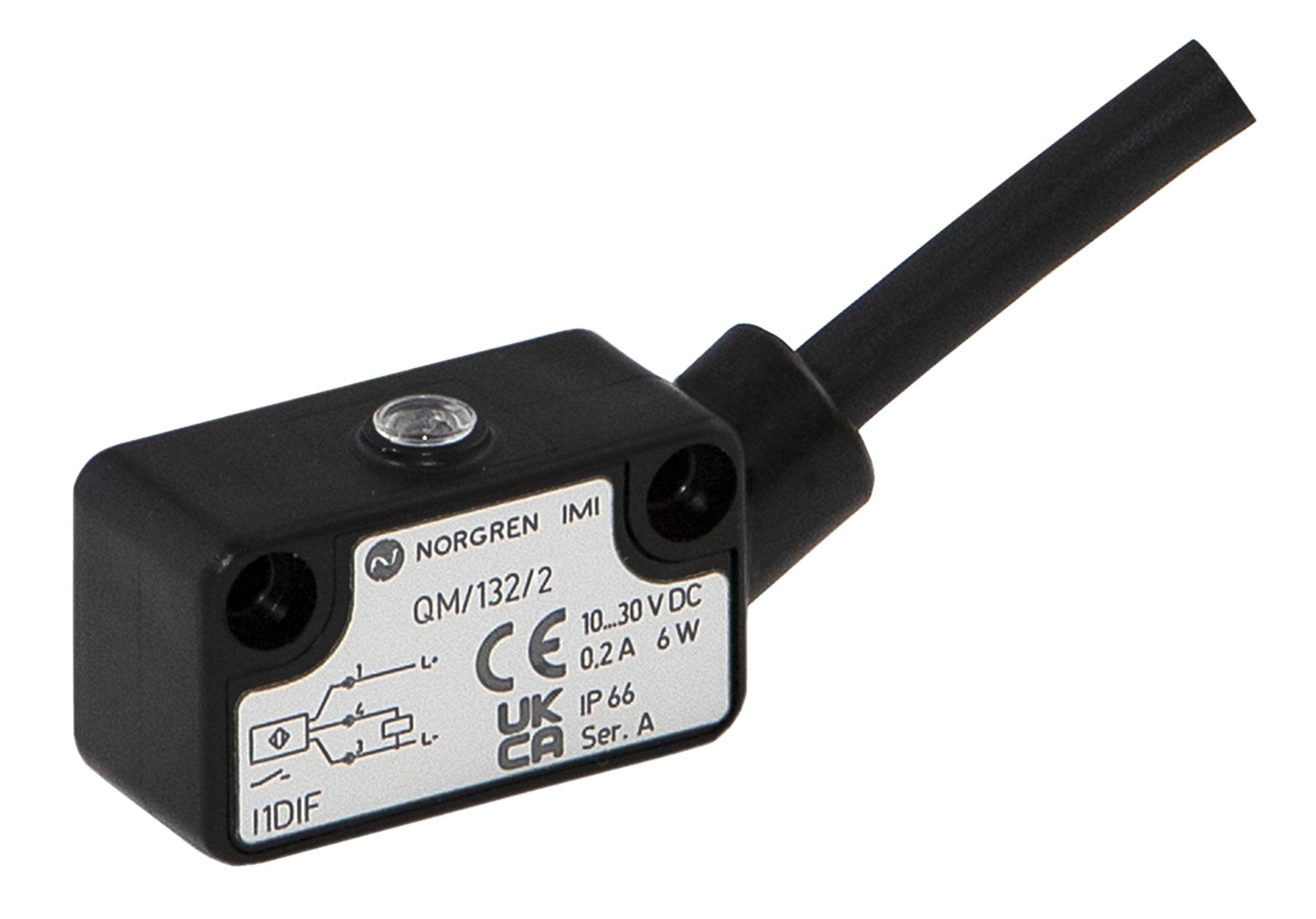 Proximity sensor s obdélníkovým pouzdrem, černý kabelový konektor. Označení: Norgren IMI, model QM/132/2, 10-30 VDC, 0,2 A.