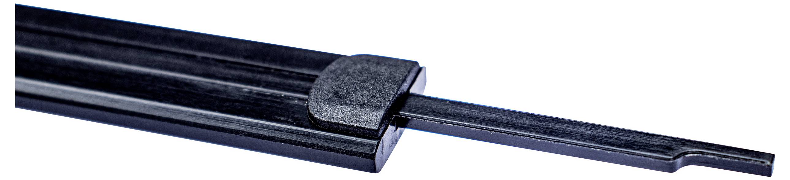 Detailní záběr černého nástroje s dlouhou rukojetí a plochým, zakřiveným koncem. Mohl by být používán pro mechanické nebo technické práce.