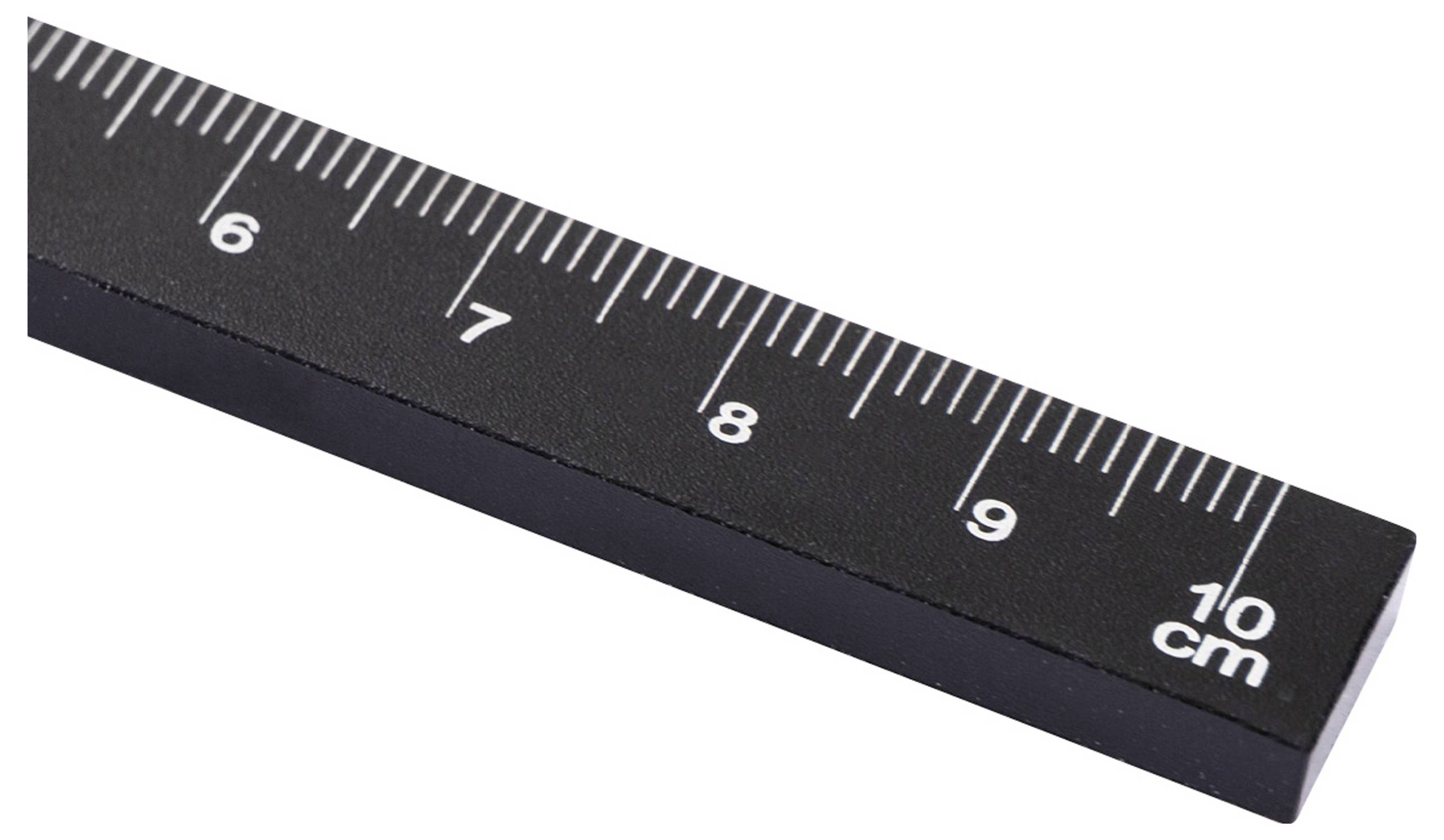 Černé pravítko s bílými značkami ukazuje centimetrové měření od 6 do 10 cm.