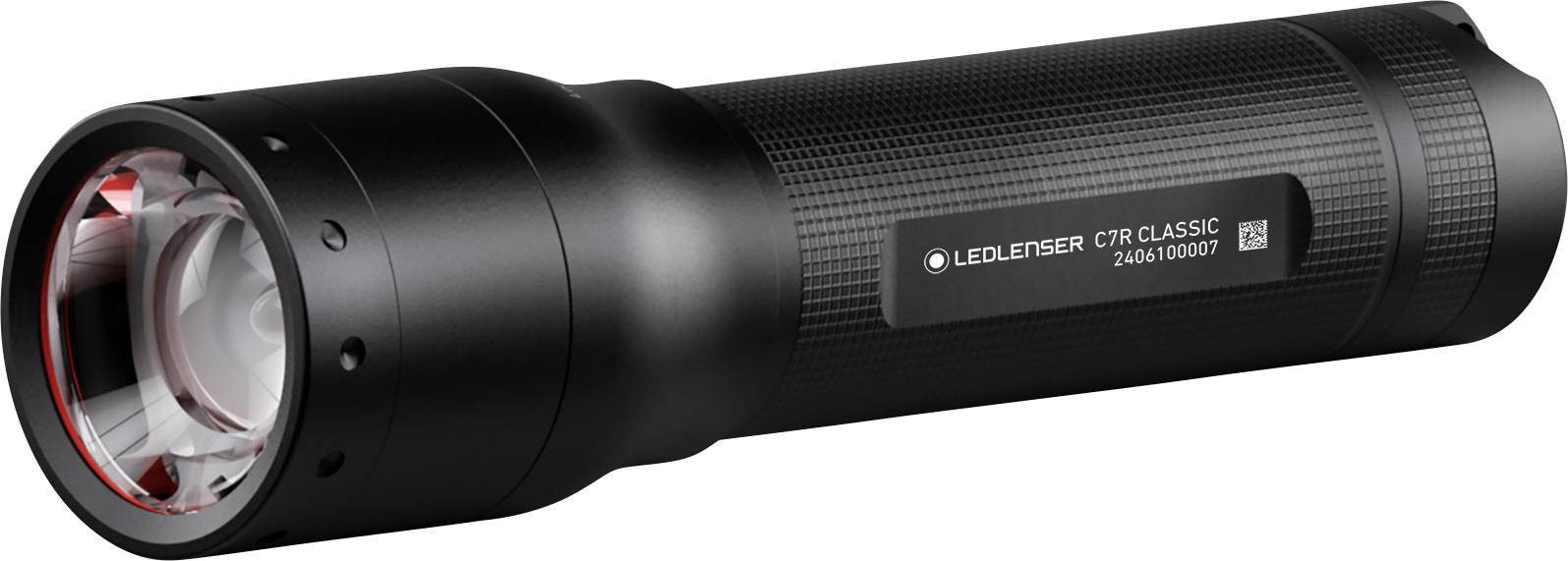Černá svítilna LEDLenser C7R Classic zobrazená z bočního pohledu s texturovanou rukojetí a čirým předním objektivem na bílém pozadí.