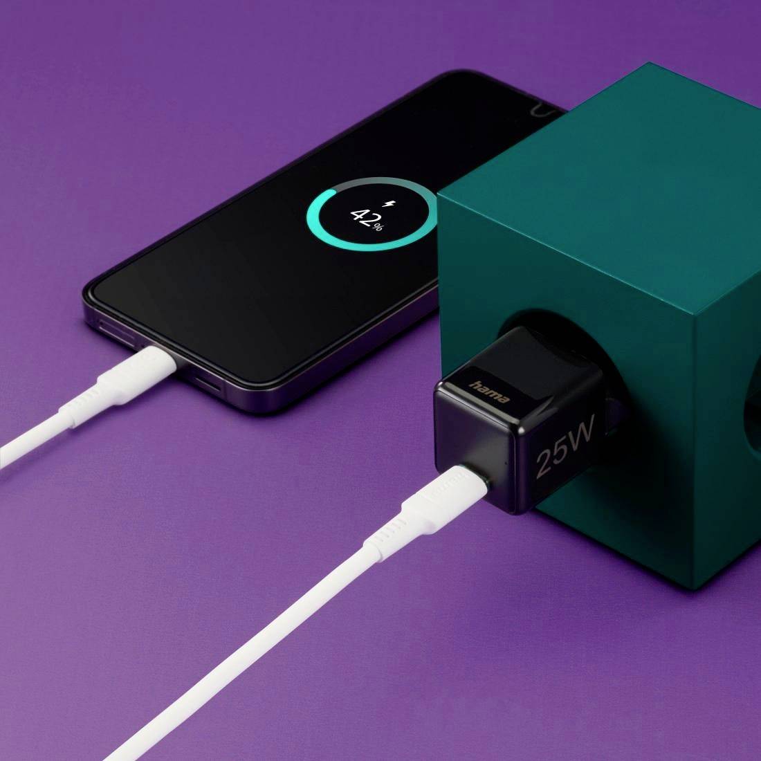 Smartphone nabíjí s 42% baterie, připojeno k 25W nabíječi v elektrické zásuvce, zelený indikátor signalizuje probíhající nabíjení.