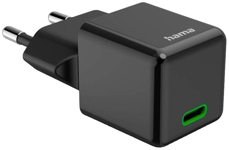 Černá USB nabíječka s evropskou zástrčkou a zeleným USB-C konektorem leží šikmo na bílém pozadí.