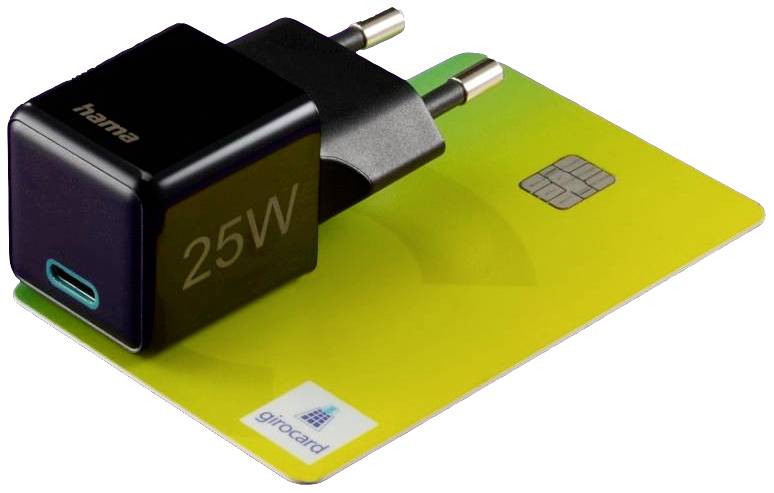 Na žluté girocartě leží černá 25W USB-C nabíječka od firmy Hama.
