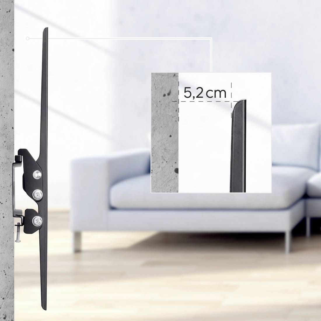 Detailní záběr zámku ve zdi s výřezem ukazujícím tloušťku 5,2 cm. V pozadí je pohovka.