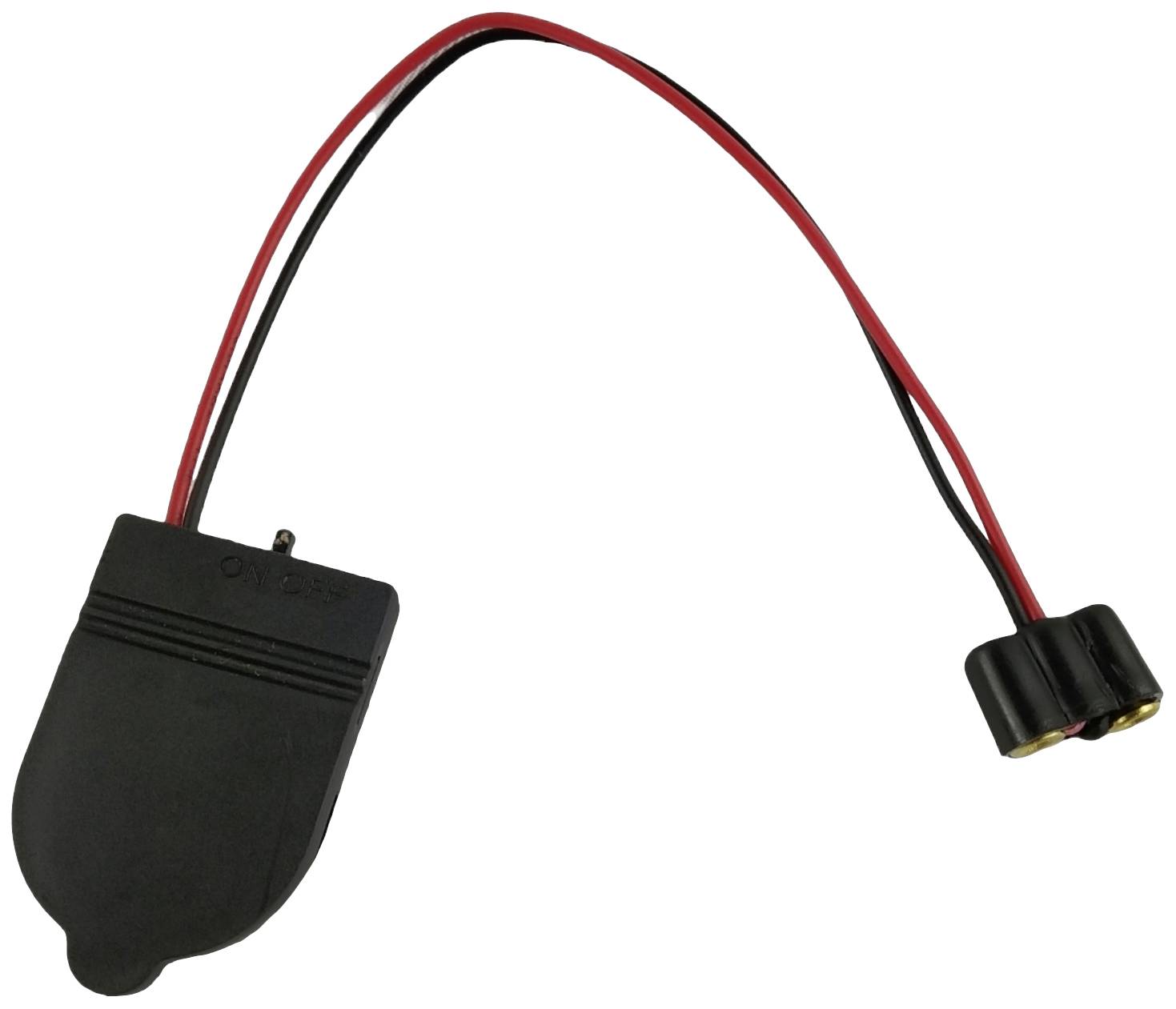 Černý akumulátorový kabel se dvěma vodiči, červeným a černým, a plochým konektorem. Často se používá v elektronických zařízeních.