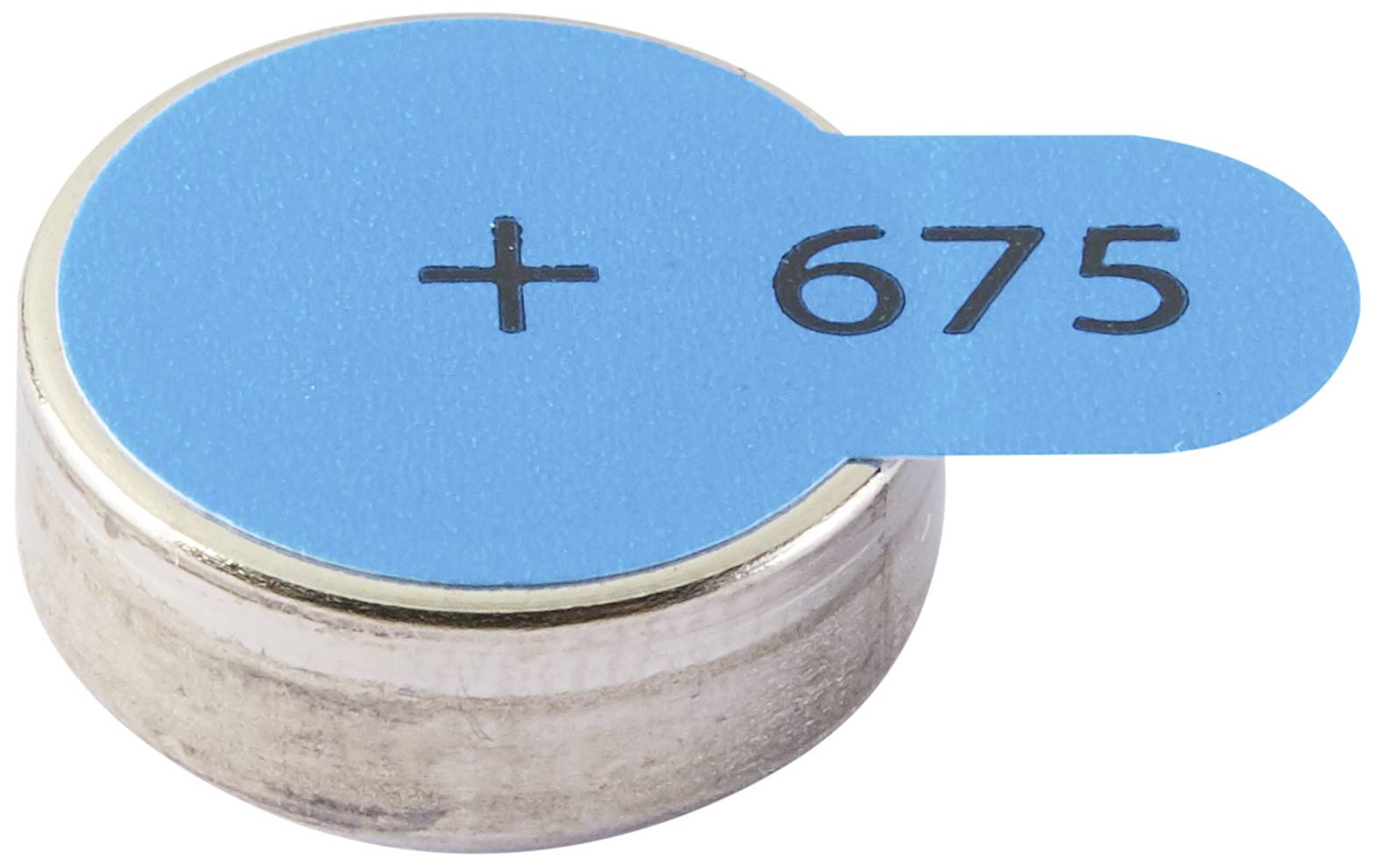 Kulatá stříbrná baterie s modrou páskou, na které je symbol '+' a číslo '675'.