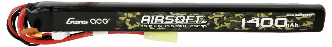 Obdélníkový 'Airsoft Li-Poly akumulátor' s maskáčovým vzorem a nápisem '1400mAh', připojené červené kabely viditelné na levé straně.