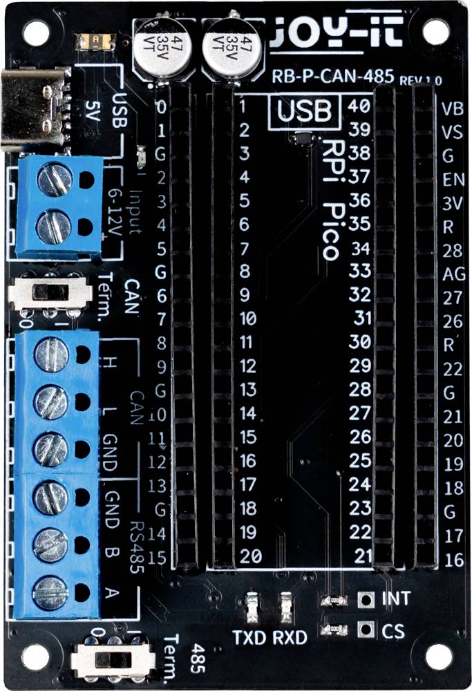Rozšiřující deska pro Raspberry Pi Pico s CAN a RS485 konektory, USB rozhraním. Černý, obdélníkový design s modrými svorkovnicemi.