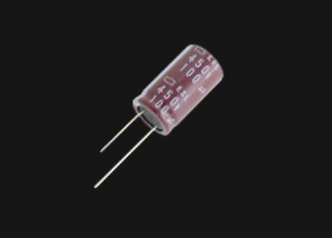 Válcový elektrolytický kondenzátor se dvěma drátovými vývody, zobrazující technické štítky na černém pozadí.