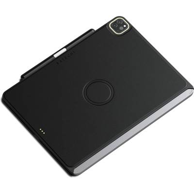 Černý tablet s trojitým fotoaparátem v rohu a integrovaným držákem na pero na zadní straně. Plochý, moderní design.