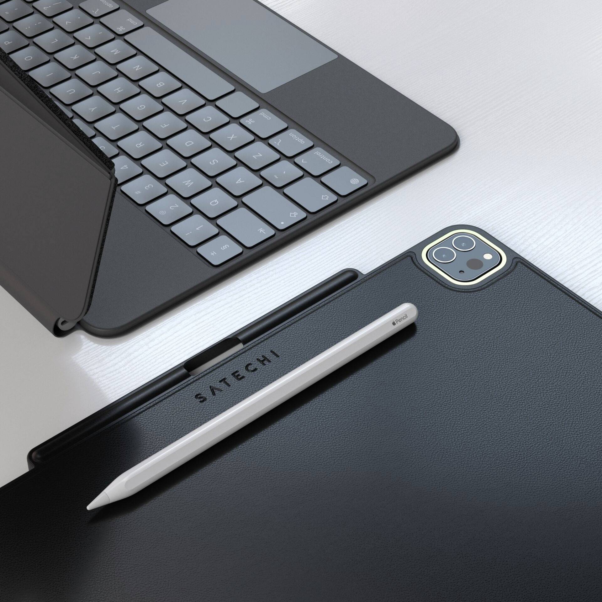 Tablet s klávesnicí a perem, umístěné na psacím stole. Pero leží na těle zařízení; důraz je kladen na techniku.