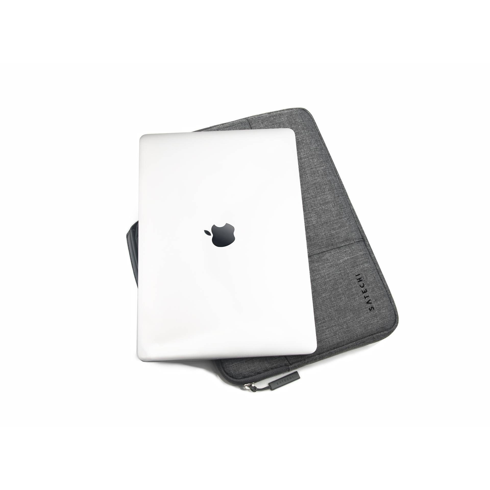 Otevřený laptop s logem jablka leží na šedém obalu na notebook.
