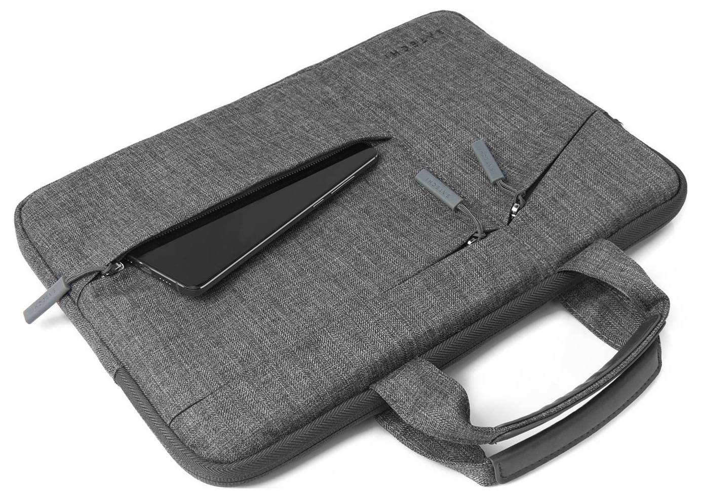 Šedá brašna na notebook se dvěma zipovými kapsami a držadly. Z jedné z zipových kapes částečně vyčnívá smartphone.