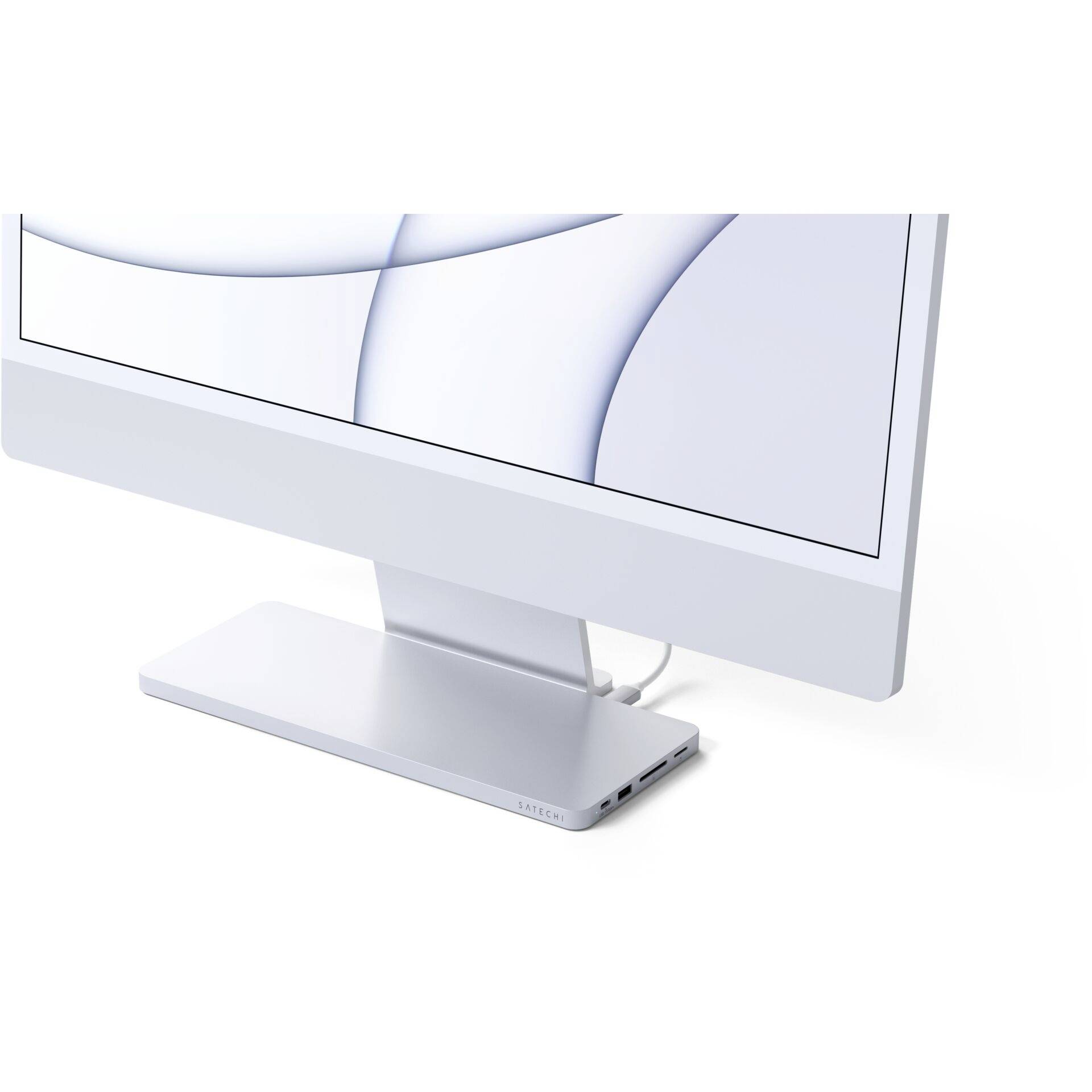 Moderní počítač stojí na minimalistickém stojanu monitoru, který nabízí několik připojení a promyšleně řešené vedení kabeláže.