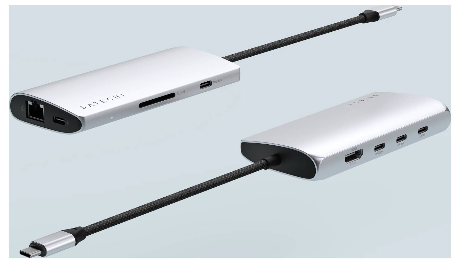 Dva stříbrné USB-C rozbočovače s několika porty, včetně USB, ethernetového připojení a čtečky karet, na světle šedém pozadí.