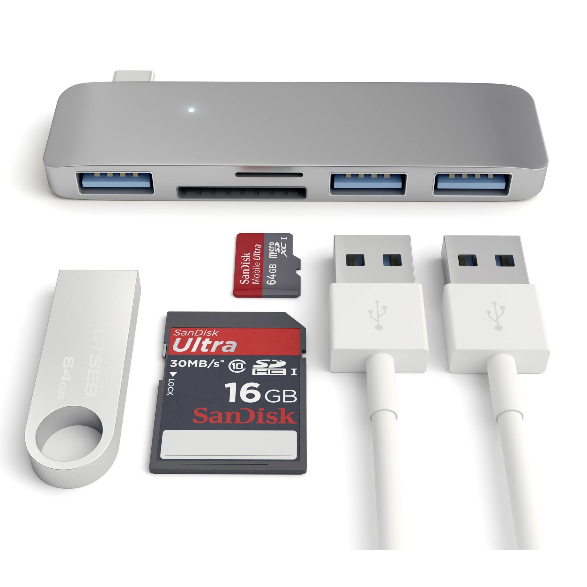 USB hub s různými konektory, včetně USB portů, čtečky SD a microSD karet; vedle něj USB flash disky a paměťové karty.