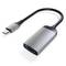 USB-C na HDMI adaptér v stříbrné a černé barvě, s nápisem 'Satechi'. Používá se pro připojení k zařízením kompatibilním s HDMI.
