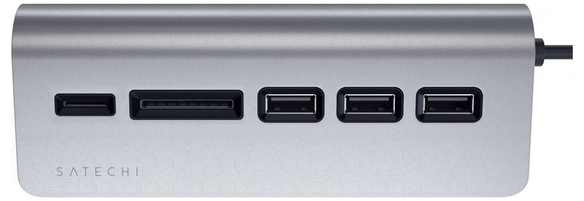 Stříbrný USB hub od značky Satechi s pěti porty, včetně USB a SD karet slotů.