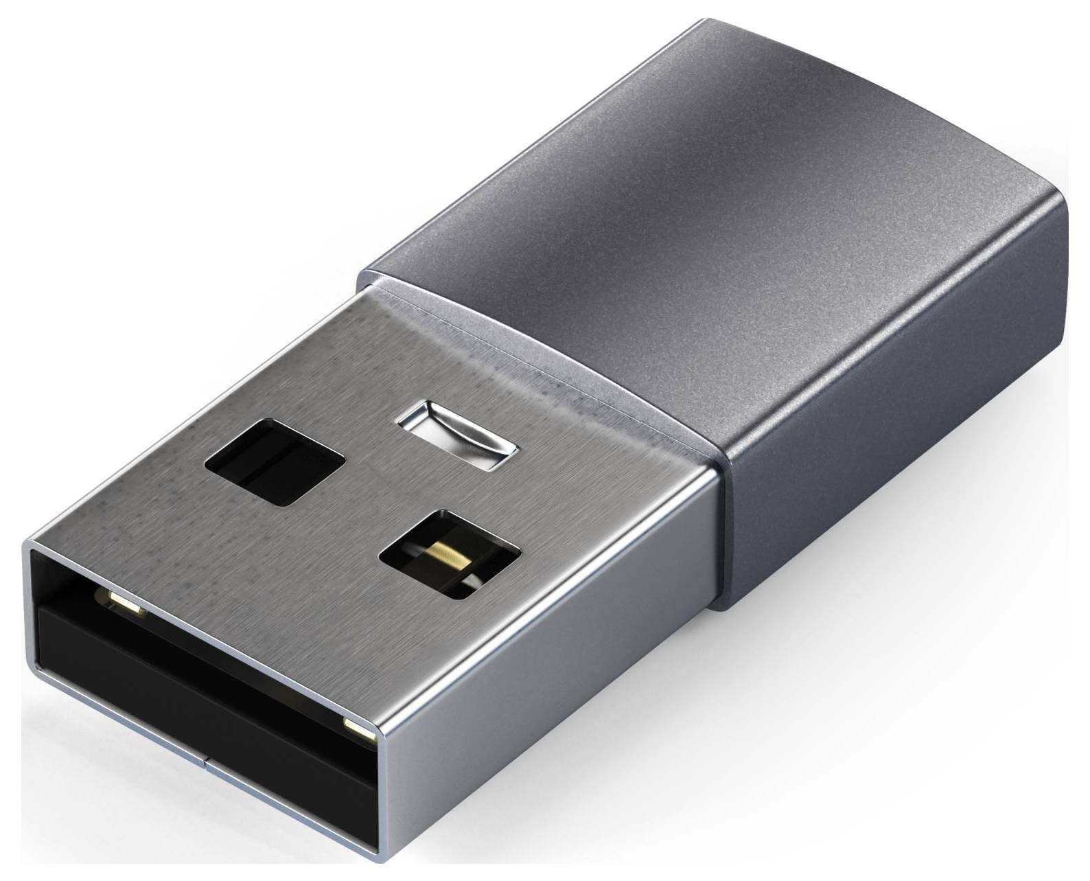 Stříbrný USB flash disk s kovovým pouzdrem leží na bílém povrchu.