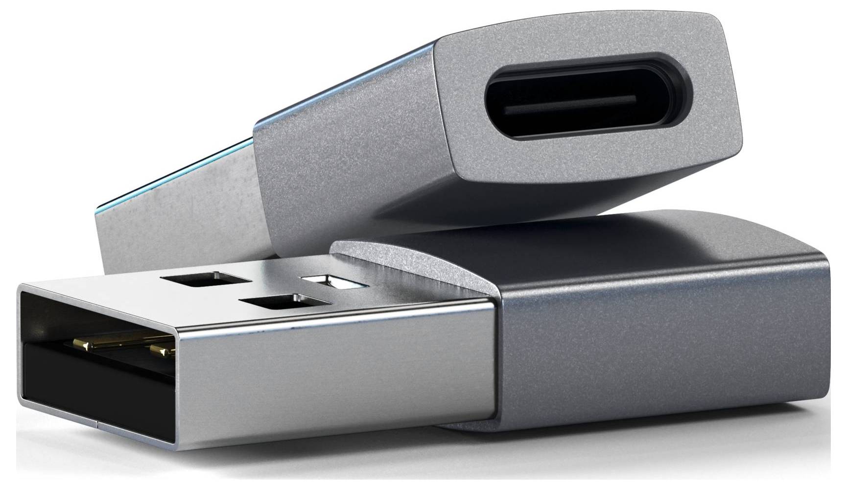 Dva USB adaptéry, jeden s USB-A portem a druhý s USB-C portem. Stříbrný design, položené vedle sebe.