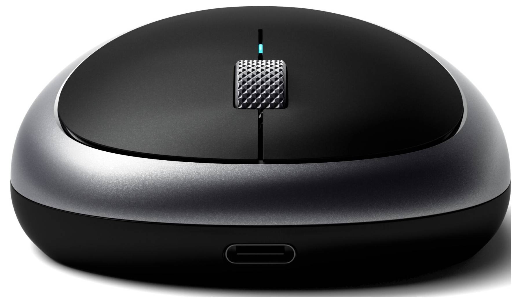 Černá, kulatá počítačová myš se stříbrným lemováním a USB-C připojením, nahoře malé modré světlo.