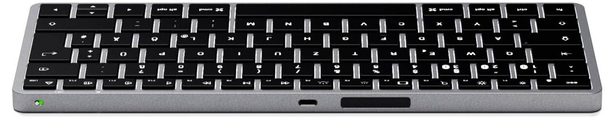 Kompaktní černá klávesnice s QWERTZ rozložením a dodatečnými klávesemi symbolů. Tenký design, stříbrný rámeček.